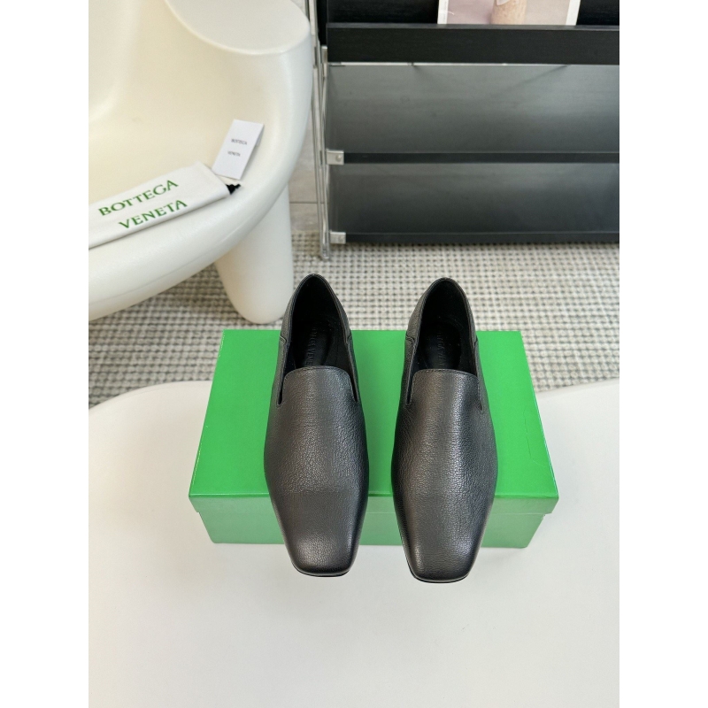 bo*te*ga Ve*ne*ta leather shoes